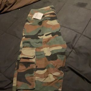 Forever 21 camo cargo pants size 32